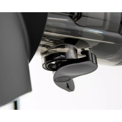 Pormenor da tampa de saída de sumo Sana 727 preta